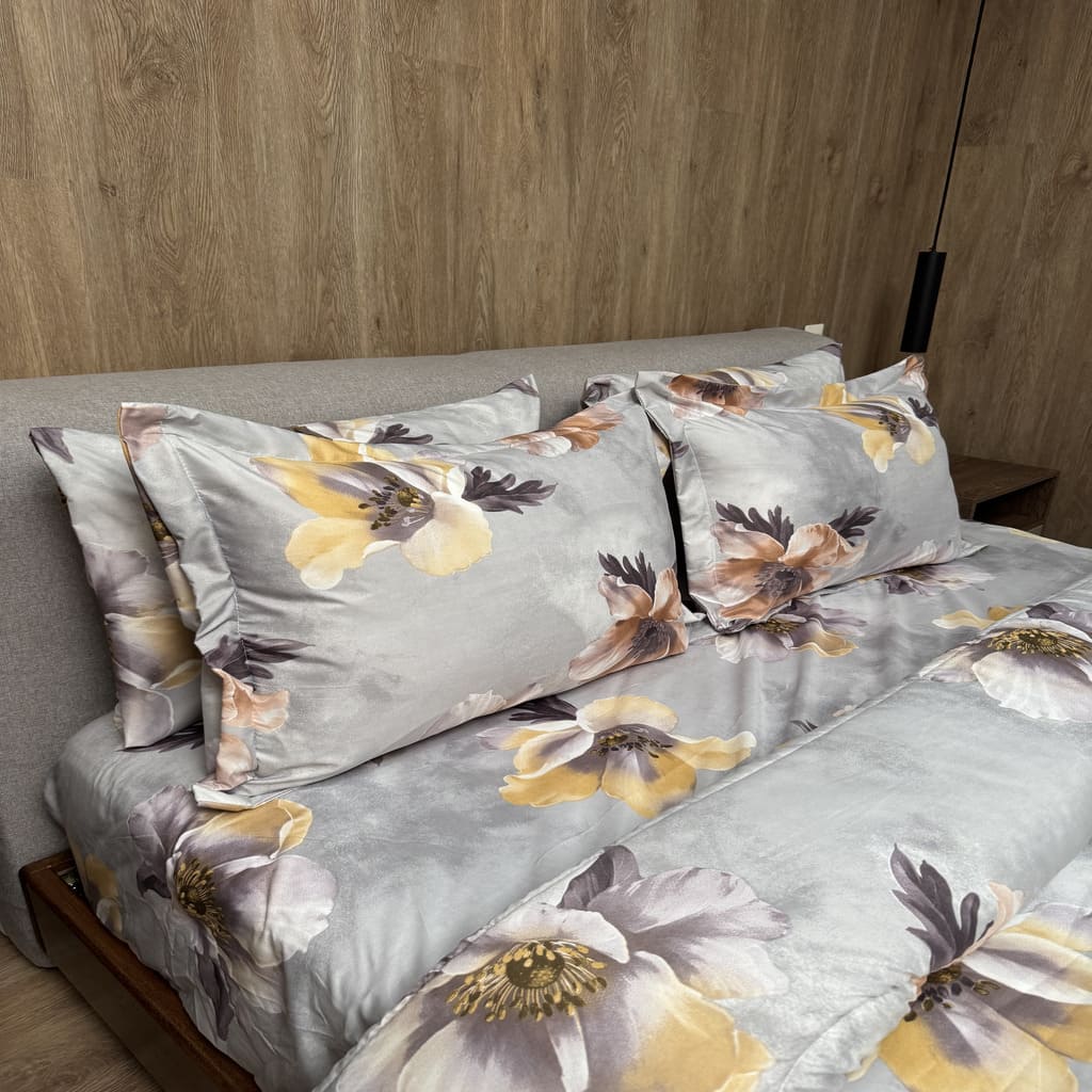 KIT ACOLCHADO + JUEGO DE SABANA PRIMAVERA GRIS